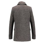 Cappotto uomo invernale grigio scuro, elegante e moderno, tessuto misto lana, taglio classico, ideale per look formali e casual.