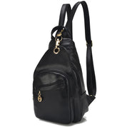Zaino in pelle nera elegante con tasca frontale e dettagli dorati, ideale per moda urbana e viaggi. Design compatto e funzionale.