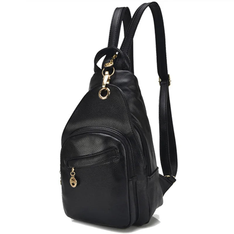 Zaino in pelle nera elegante con tasca frontale e dettagli dorati, ideale per moda urbana e viaggi. Design compatto e funzionale.