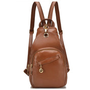 Zaino in pelle marrone da donna con tasche multiple e cerniere dorate, design elegante e pratico, ideale per moda e uso quotidiano.