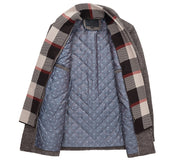 Cappotto uomo invernale aperto, interno trapuntato blu, esterno grigio con sciarpa a quadri. Elegante e caldo, ideale per moda autunno-inverno.
