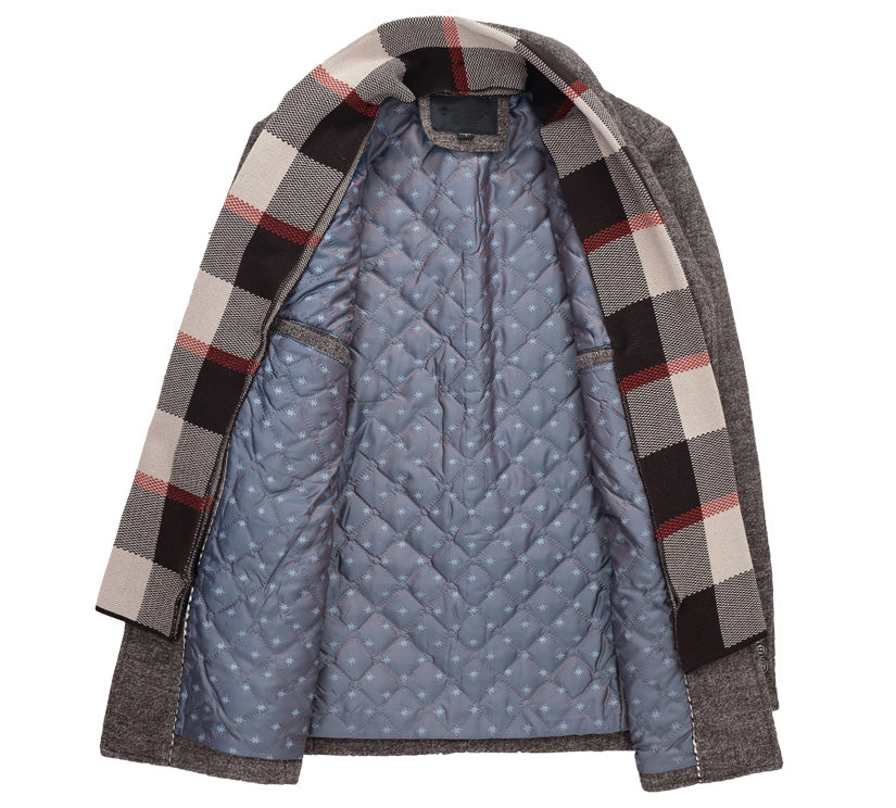 Cappotto uomo invernale aperto, interno trapuntato blu, esterno grigio con sciarpa a quadri. Elegante e caldo, ideale per moda autunno-inverno.