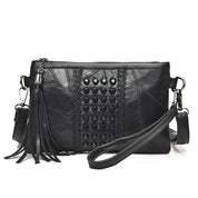 Borsa a tracolla in pelle nera con borchie e frange, design elegante e moderno, accessorio moda donna, perfetta per ogni occasione.