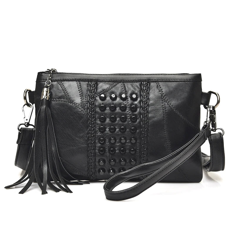 Borsa a tracolla in pelle nera con borchie e frange, design elegante e moderno, accessorio moda donna, perfetta per ogni occasione.