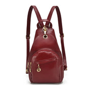 Zaino in pelle rossa elegante con dettagli dorati, tasca frontale con zip, design moderno e versatile, ideale per moda donna e uso quotidiano.