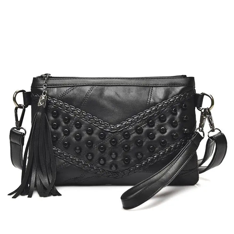 Borsa a tracolla nera in pelle con borchie e frange, design elegante e moderno, ideale per moda donna. Accessorio versatile e di tendenza.