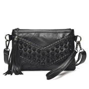 Borsa a tracolla nera in pelle con borchie e frange, design elegante e moderno, ideale per moda donna. Accessorio versatile e di tendenza.