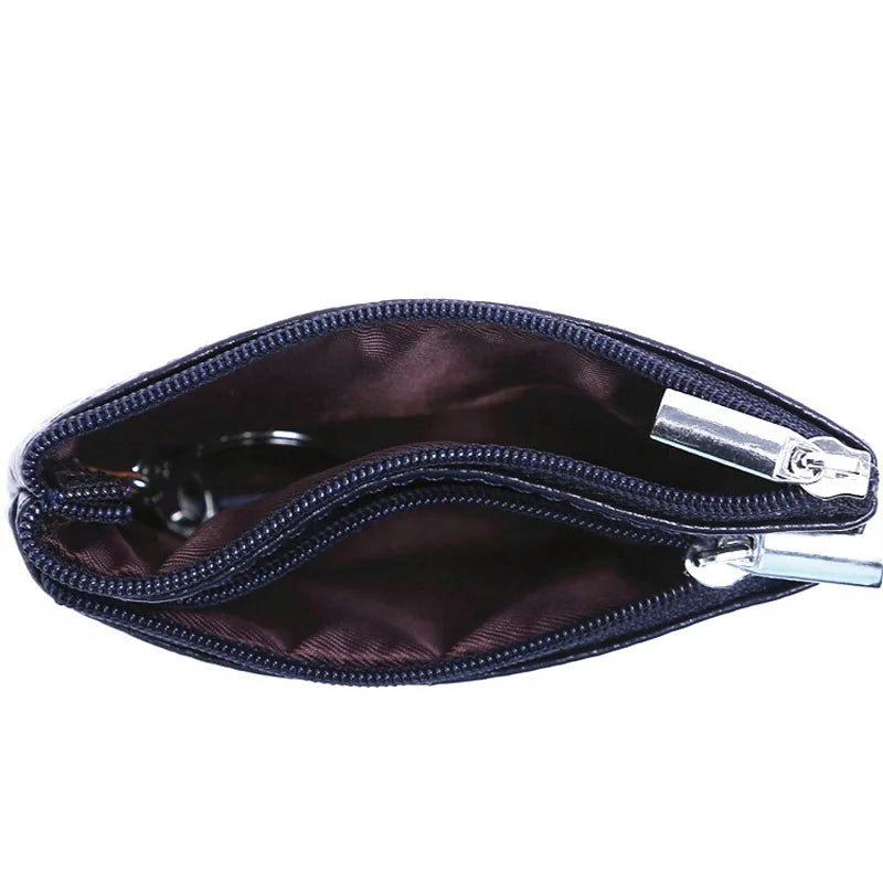 Portachiavi in pelle nera con doppia cerniera, design compatto, ideale per organizzare chiavi e piccoli accessori. Accessorio elegante e funzionale.