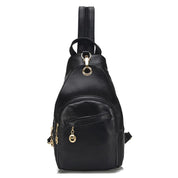 Zaino in pelle nera da donna con dettagli dorati, design elegante e compatto, ideale per moda urbana e viaggi. Accessorio di tendenza.