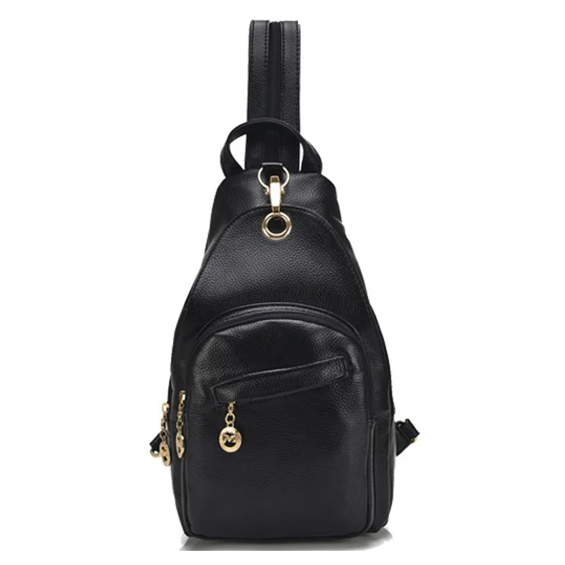 Zaino in pelle nera da donna con dettagli dorati, design elegante e compatto, ideale per moda urbana e viaggi. Accessorio di tendenza.
