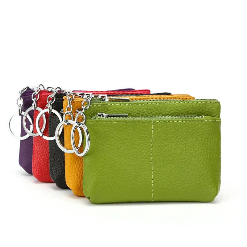 Portachiavi in pelle multicolore con cerniera, anelli metallici, design compatto. Accessorio moda pratico per organizzare chiavi e piccoli oggetti.