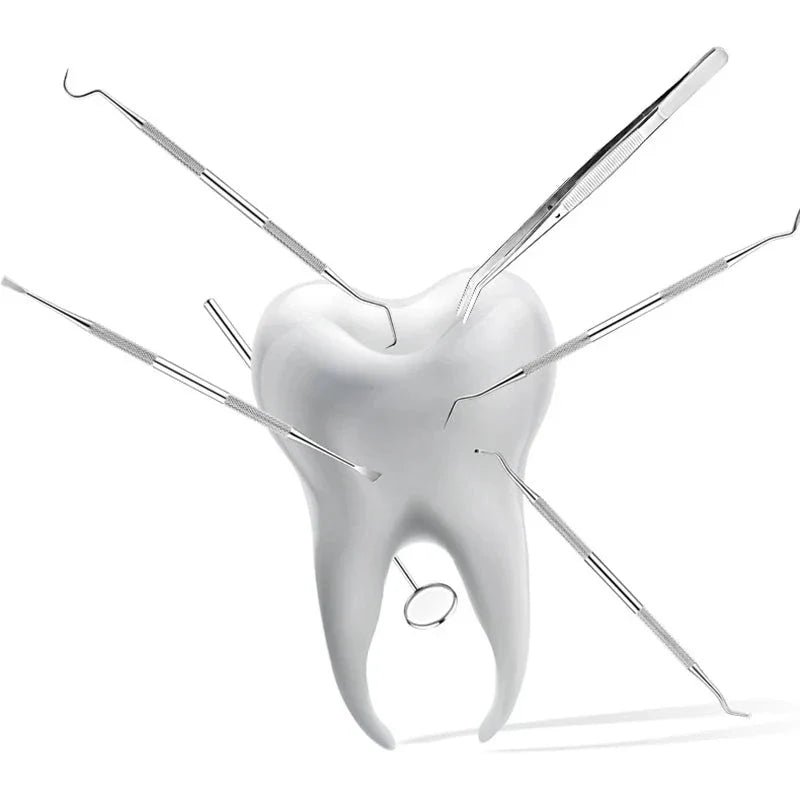 Dente bianco con strumenti dentistici, specillo e specchietto, su sfondo bianco. Attrezzatura odontoiatrica, igiene orale, cura dentale.