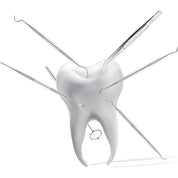 Dente bianco con strumenti dentistici, specillo e specchietto, su sfondo bianco. Attrezzatura odontoiatrica, igiene orale, cura dentale.