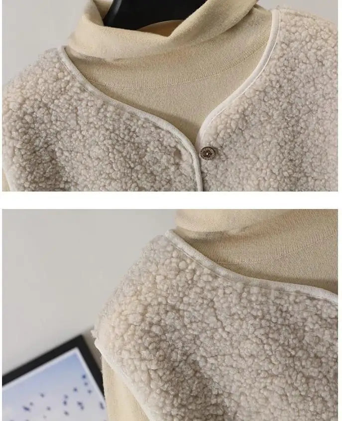 Gilet in pile beige con chiusura a bottone, tessuto morbido e caldo, ideale per l'inverno. Design elegante e versatile per abbigliamento casual.