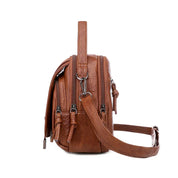 Borsa a tracolla in pelle marrone, design elegante e compatto, con cerniere multiple e manico superiore. Accessorio moda donna, stile casual.