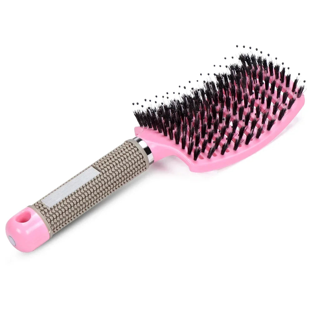 Spazzola per capelli rosa con setole nere, manico ergonomico antiscivolo. Accessorio styling capelli, ideale per districare e lisciare.