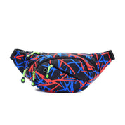 Marsupio sportivo nero con motivo astratto rosso e blu, cerniere verdi. Accessorio moda unisex, pratico per viaggi e attività all'aperto.