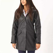 Giacca impermeabile nera da donna, lunghezza media, con cappuccio e tasche frontali, ideale per pioggia e outdoor. Stile casual e funzionale.