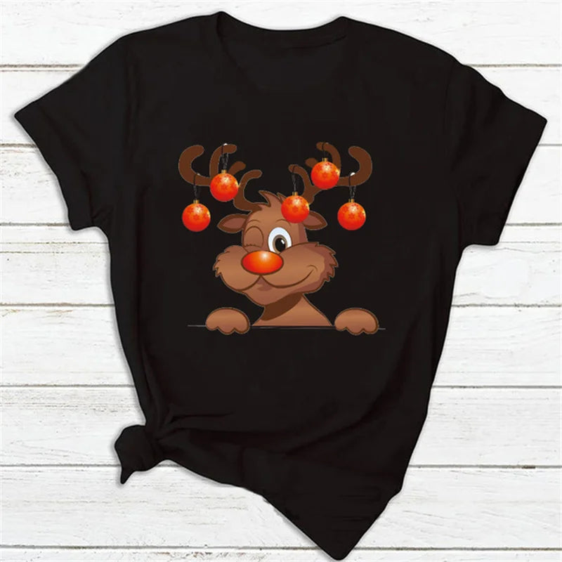 Maglietta nera con stampa di renna natalizia, naso rosso e corna decorate con palline rosse. Abbigliamento festivo, moda natalizia.