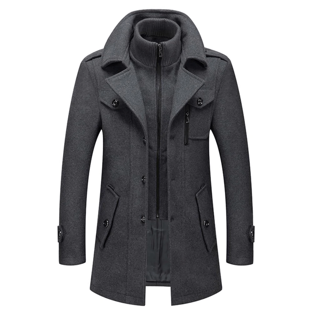 Cappotto uomo invernale grigio scuro, elegante e caldo, con colletto alto e chiusura a bottoni. Ideale per moda maschile e abbigliamento formale.
