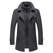 Cappotto uomo invernale grigio scuro, elegante e caldo, con colletto alto e chiusura a bottoni. Ideale per moda maschile e abbigliamento formale.