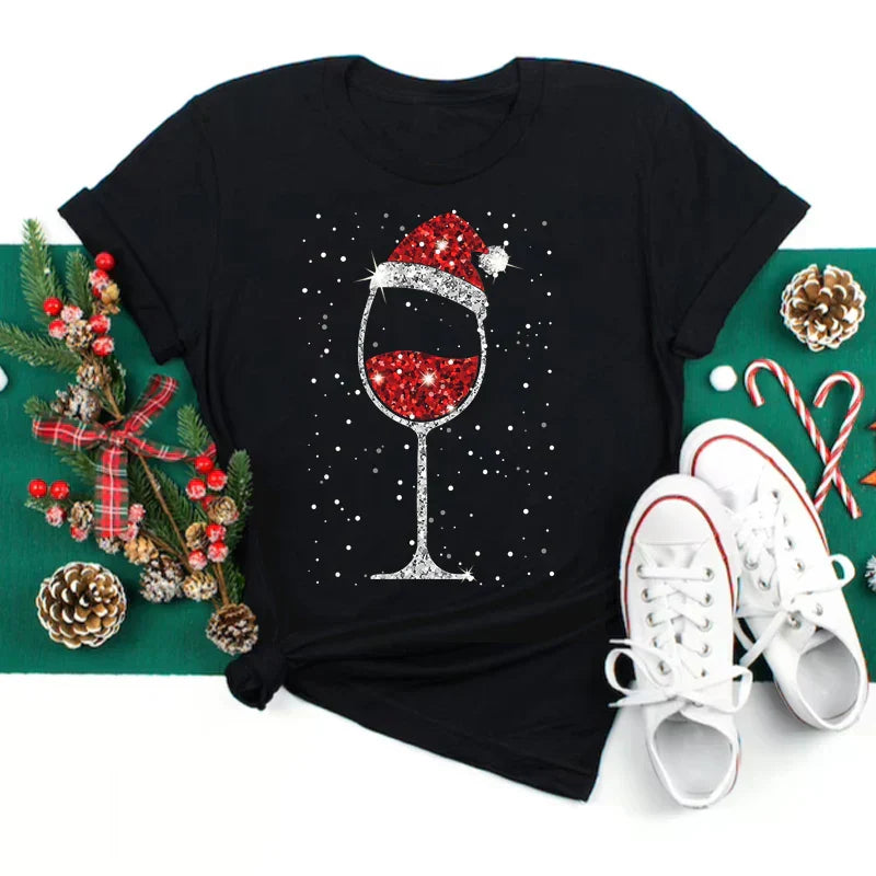 Maglietta nera natalizia con calice di vino decorato, cappello di Babbo Natale, pigne, bastoncini di zucchero e scarpe bianche.