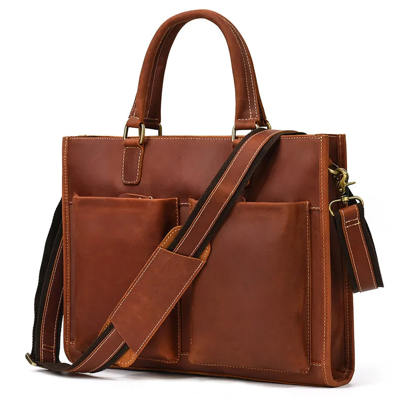 Borsa ventiquattrore in pelle marrone con tracolla regolabile e tasche frontali. Elegante e funzionale, ideale per lavoro e viaggi d'affari.