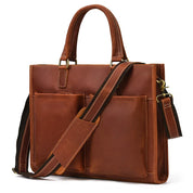 Borsa ventiquattrore in pelle marrone con tracolla regolabile e tasche frontali. Elegante e funzionale, ideale per lavoro e viaggi d'affari.