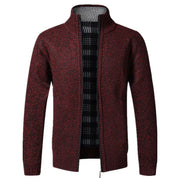 Giacca cardigan uomo in maglia rosso scuro, zip frontale, interno a quadri, collo alto. Moda autunno inverno, abbigliamento casual elegante.