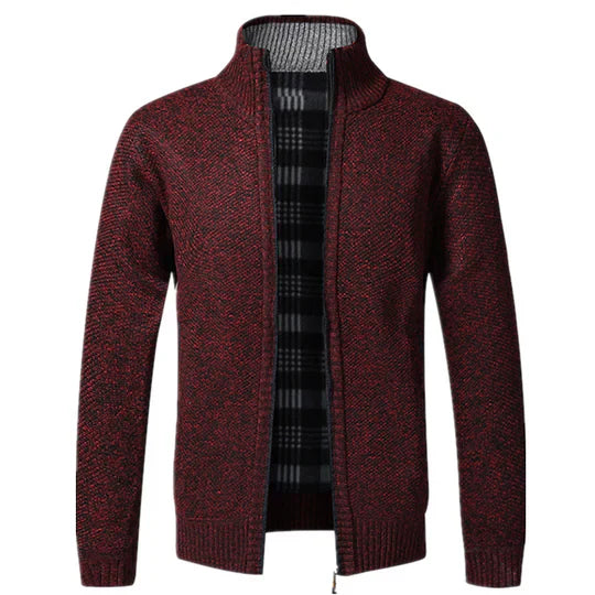 Giacca cardigan uomo in maglia rosso scuro, zip frontale, interno a quadri, collo alto. Moda autunno inverno, abbigliamento casual elegante.