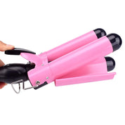 Ferro arricciacapelli triplo rosa, design ergonomico, manico nero, ideale per onde morbide e styling professionale. Accessorio capelli versatile.