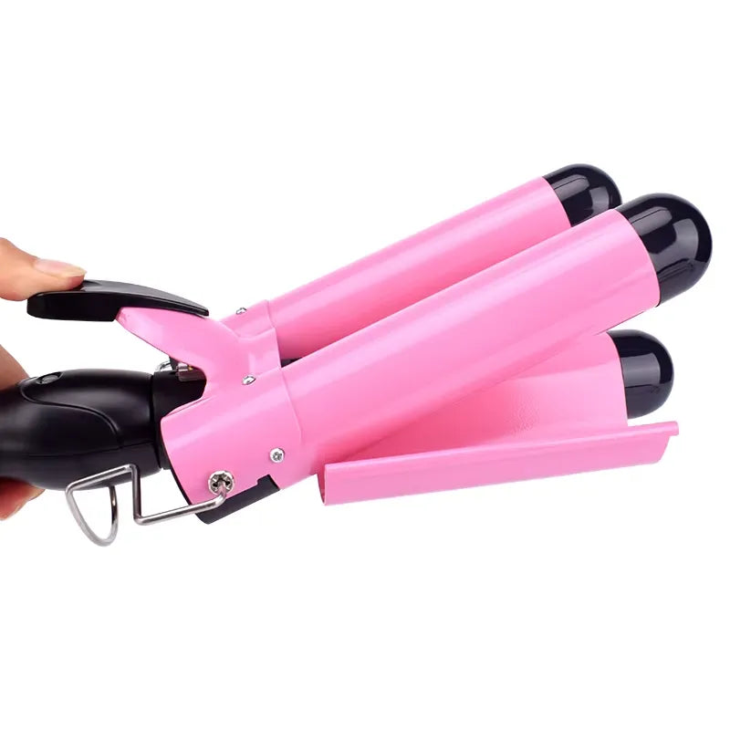 Ferro arricciacapelli triplo rosa, design ergonomico, manico nero, ideale per onde morbide e styling professionale. Accessorio capelli versatile.
