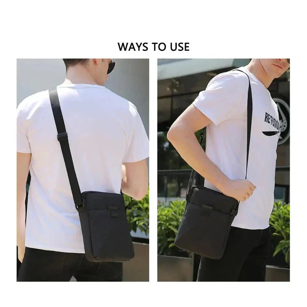 Uomo con borsa a tracolla nera, indossata in due modi diversi. Borsa compatta, ideale per uso quotidiano e viaggi. Design moderno e funzionale.