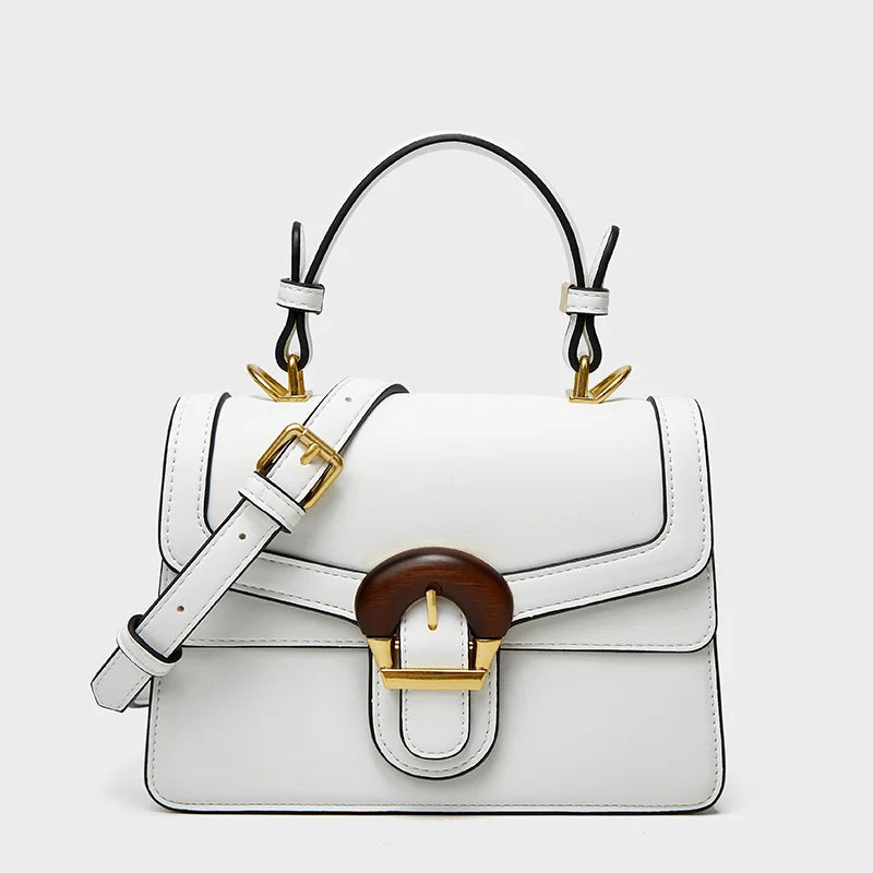 Borsa a mano bianca elegante con fibbia dorata e dettagli in pelle nera, design moderno, accessorio moda donna, perfetta per ogni occasione.