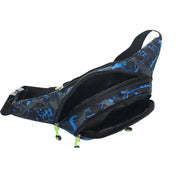 Marsupio sportivo nero e blu con stampa, tre scomparti con cerniera, cinturino regolabile. Accessorio pratico per attività all'aperto.