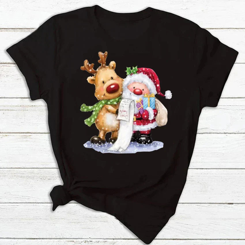 Maglietta nera con stampa natalizia di Babbo Natale e renna, lista dei regali, sfondo bianco. Perfetta per abbigliamento festivo e regali di Natale.