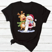 Maglietta nera con stampa natalizia di Babbo Natale e renna, lista dei regali, sfondo bianco. Perfetta per abbigliamento festivo e regali di Natale.