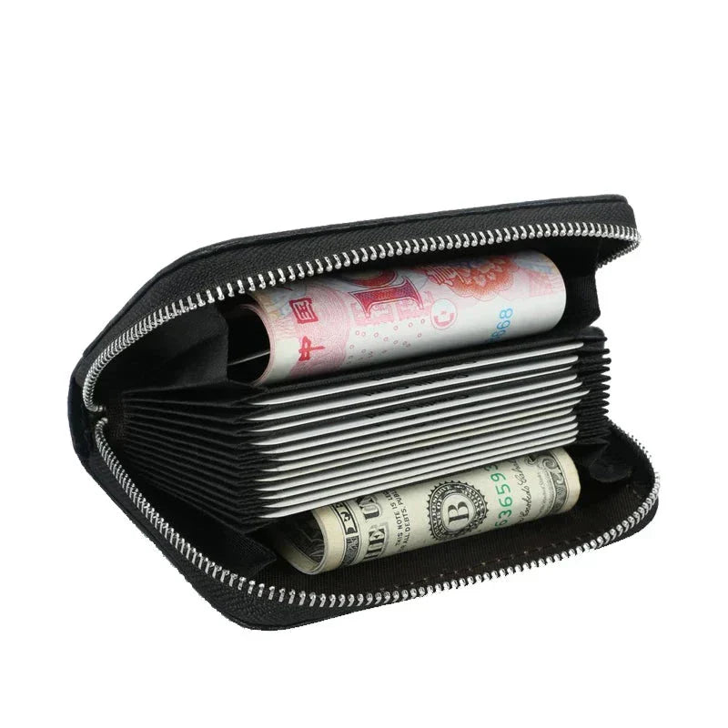 Portafoglio nero aperto con cerniera, contenente banconote di dollari e yuan. Design compatto, ideale per viaggi e uso quotidiano.