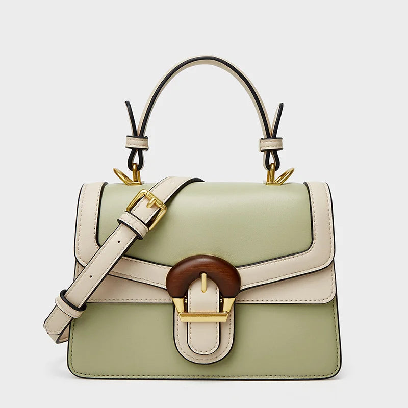 Borsa a mano elegante in pelle verde e beige con fibbia dorata, tracolla regolabile, design moderno. Accessorio moda donna di lusso.