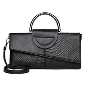 Borsa a mano nera in pelle con texture effetto serpente, manico in metallo, tracolla removibile. Elegante accessorio moda donna.