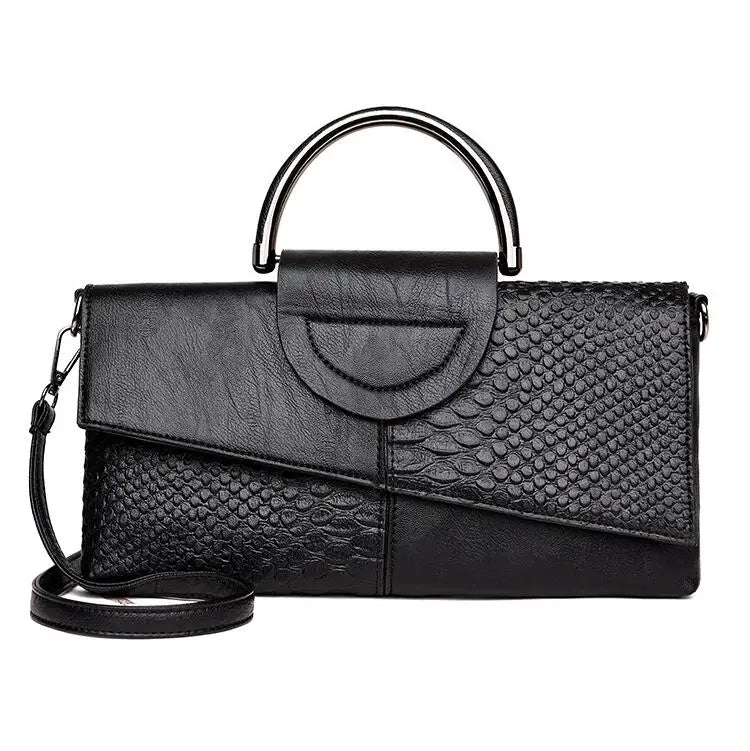 Borsa a mano nera in pelle con texture effetto serpente, manico in metallo, tracolla removibile. Elegante accessorio moda donna.