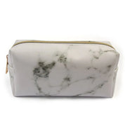 Astuccio da toilette in ecopelle effetto marmo bianco con cerniera dorata, design elegante e moderno, ideale per viaggi e organizzazione cosmetici.