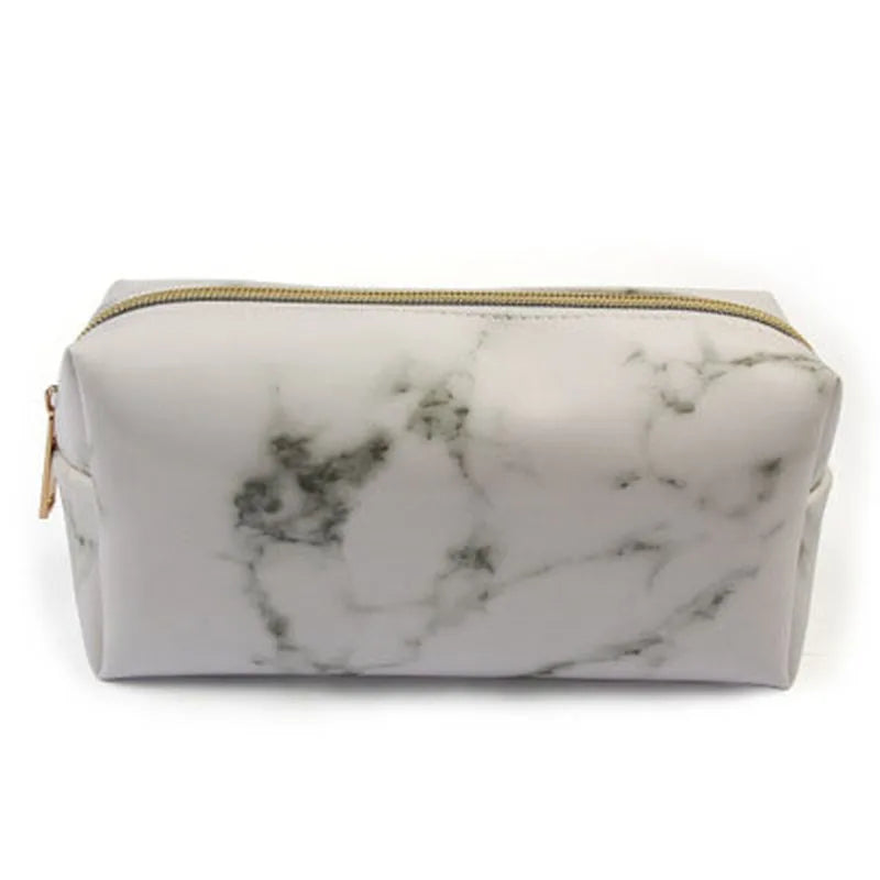 Astuccio da toilette in ecopelle effetto marmo bianco con cerniera dorata, design elegante e moderno, ideale per viaggi e organizzazione cosmetici.