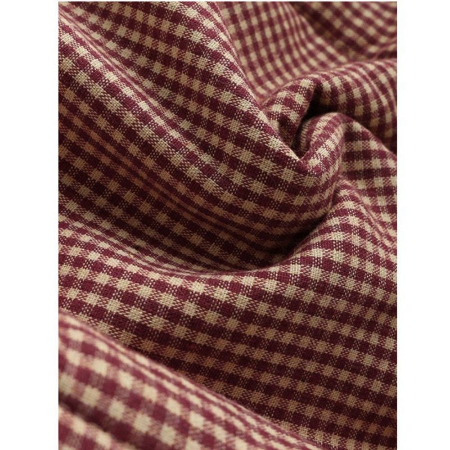 Tessuto a quadretti bordeaux e beige, motivo classico, ideale per abbigliamento e arredamento, texture morbida e resistente.