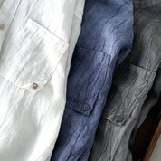Camicia di lino da uomo in tre colori: bianco, blu e grigio. Tessuto leggero, design casual, ideale per l'estate. Abbigliamento maschile elegante.