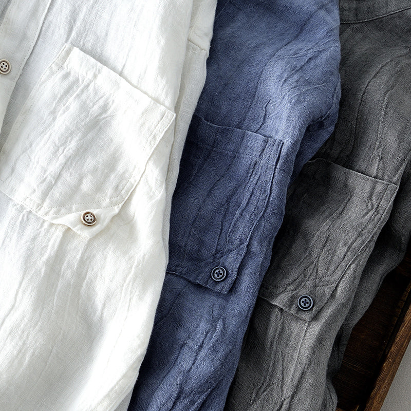 Camicia di lino da uomo in tre colori: bianco, blu e grigio. Tessuto leggero, design casual, ideale per l'estate. Abbigliamento maschile elegante.