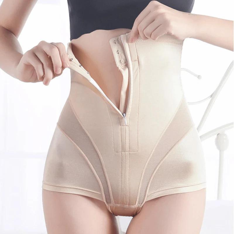 Corsetto modellante beige con cerniera, design a vita alta, indossato da una donna. Intimo snellente per silhouette femminile.