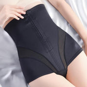 Corsetto modellante nero a vita alta, indossato da una persona sdraiata. Intimo snellente, supporto addominale, tessuto elastico e traspirante.