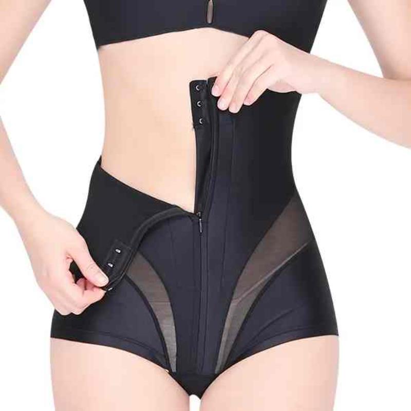 Donna indossa guaina modellante nera con zip e ganci, design a vita alta, tessuto elastico, ideale per snellire e supportare la silhouette.