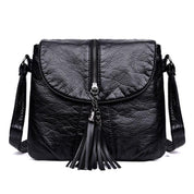 Borsa a tracolla in pelle nera con zip centrale e nappine decorative, design elegante e moderno, accessorio moda donna.